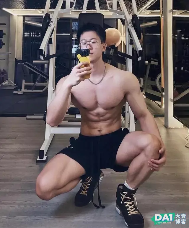 爱自拍、戴着眼镜的斯文男生,有颜值,身材棒,八块腹肌性感有型 爱自拍、戴着眼镜的斯文男生,有颜值,身材棒,八块腹肌性感有型