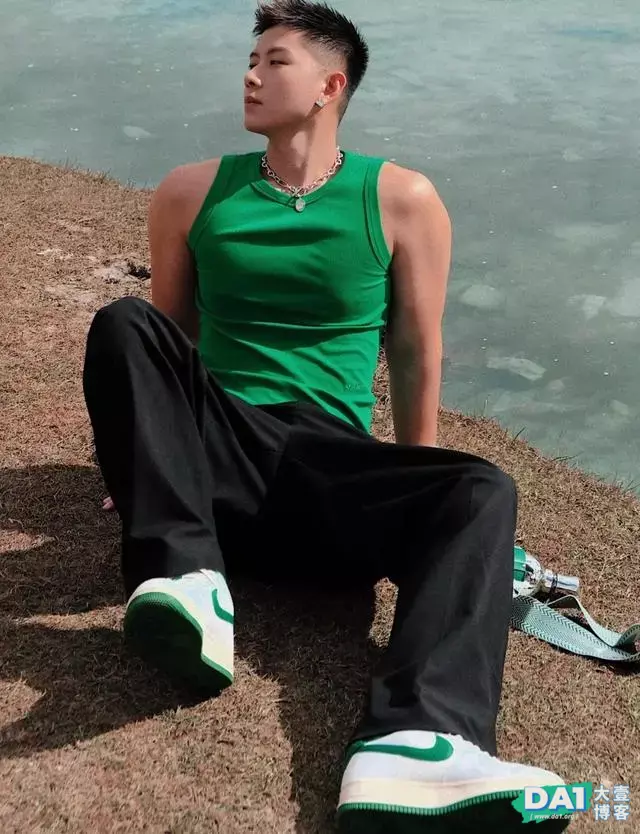 寸发阳光气质男生,绿色背心显酷更显肌肤白净,俊秀五官更加迷人 寸发阳光气质男生,绿色背心显酷更显肌肤白净,俊秀五官更加迷人