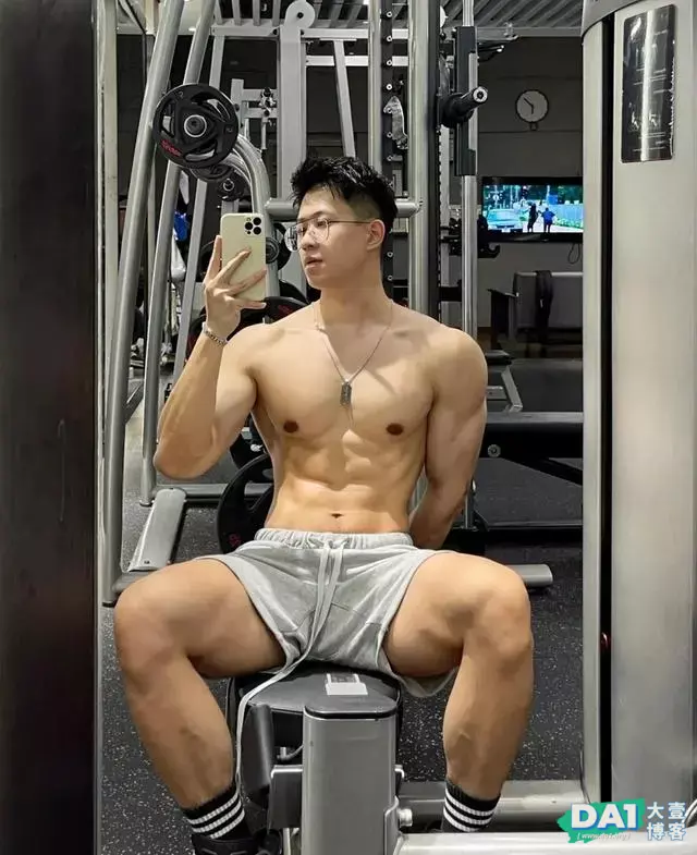 爱自拍、戴着眼镜的斯文男生,有颜值,身材棒,八块腹肌性感有型 爱自拍、戴着眼镜的斯文男生,有颜值,身材棒,八块腹肌性感有型