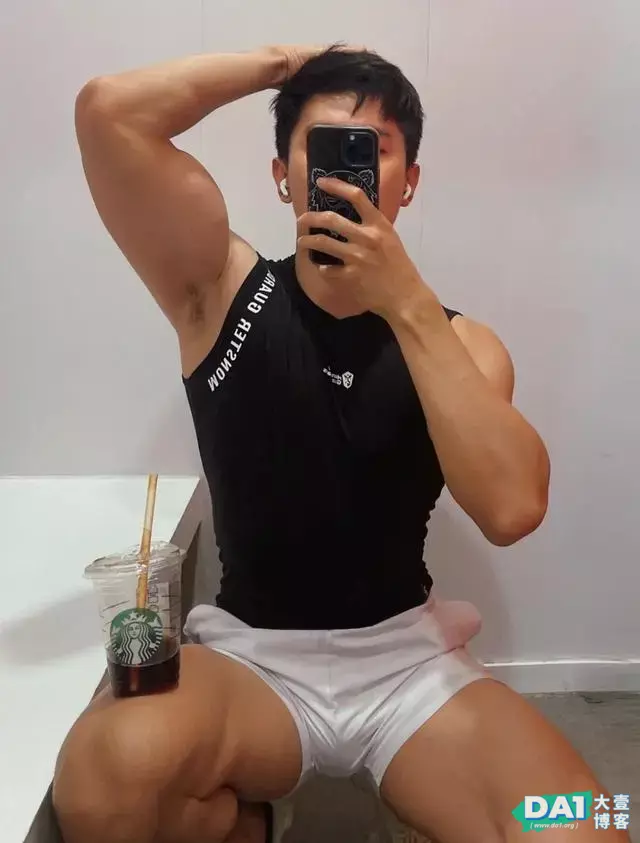 结实的肌肉,健硕的身材,有点可爱的呆萌小奶狗,满满的男友力! 结实的肌肉,健硕的身材,有点可爱的呆萌小奶狗,满满的男友力!
