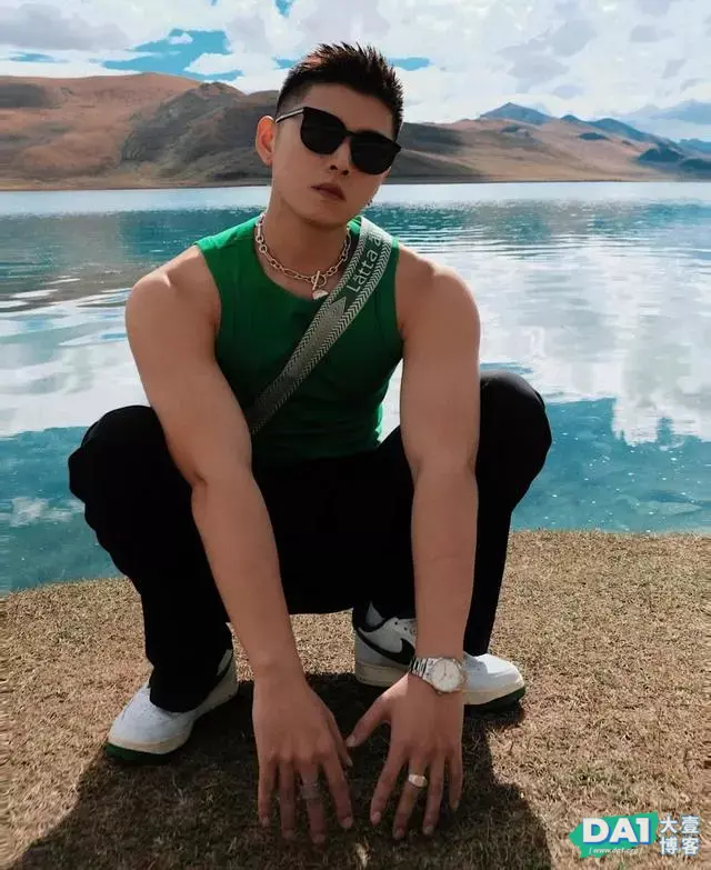寸发阳光气质男生,绿色背心显酷更显肌肤白净,俊秀五官更加迷人 寸发阳光气质男生,绿色背心显酷更显肌肤白净,俊秀五官更加迷人