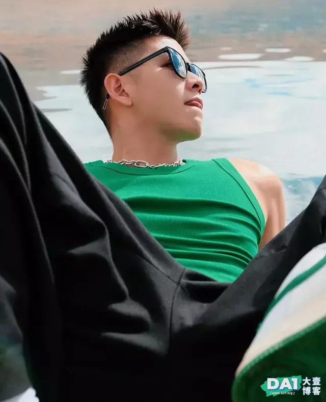 寸发阳光气质男生,绿色背心显酷更显肌肤白净,俊秀五官更加迷人 寸发阳光气质男生,绿色背心显酷更显肌肤白净,俊秀五官更加迷人