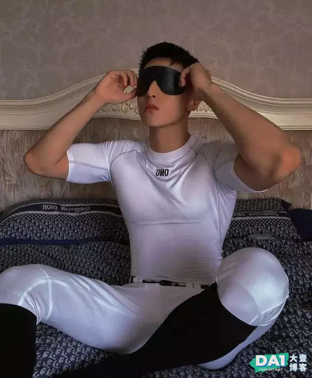结实的肌肉,健硕的身材,有点可爱的呆萌小奶狗,满满的男友力! 结实的肌肉,健硕的身材,有点可爱的呆萌小奶狗,满满的男友力!