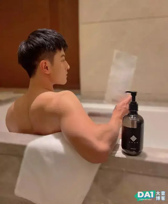 结实的肌肉,健硕的身材,有点可爱的呆萌小奶狗,满满的男友力! 结实的肌肉,健硕的身材,有点可爱的呆萌小奶狗,满满的男友力!