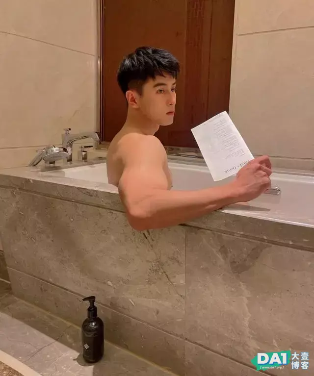 结实的肌肉,健硕的身材,有点可爱的呆萌小奶狗,满满的男友力! 结实的肌肉,健硕的身材,有点可爱的呆萌小奶狗,满满的男友力!