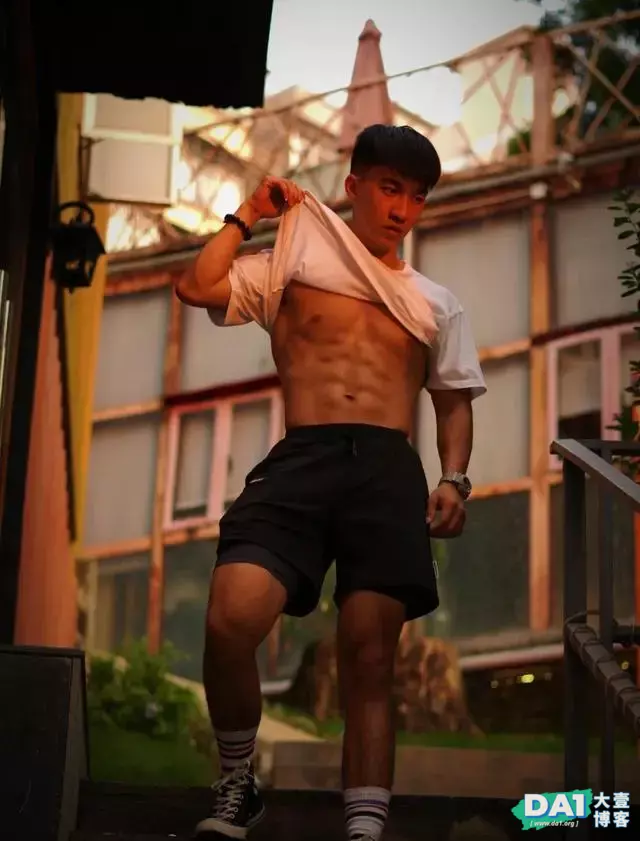年轻有活力、青春范十足,健壮身材与八块腹肌更显男生颜值担当! 年轻有活力、青春范十足,健壮身材与八块腹肌更显男生颜值担当!