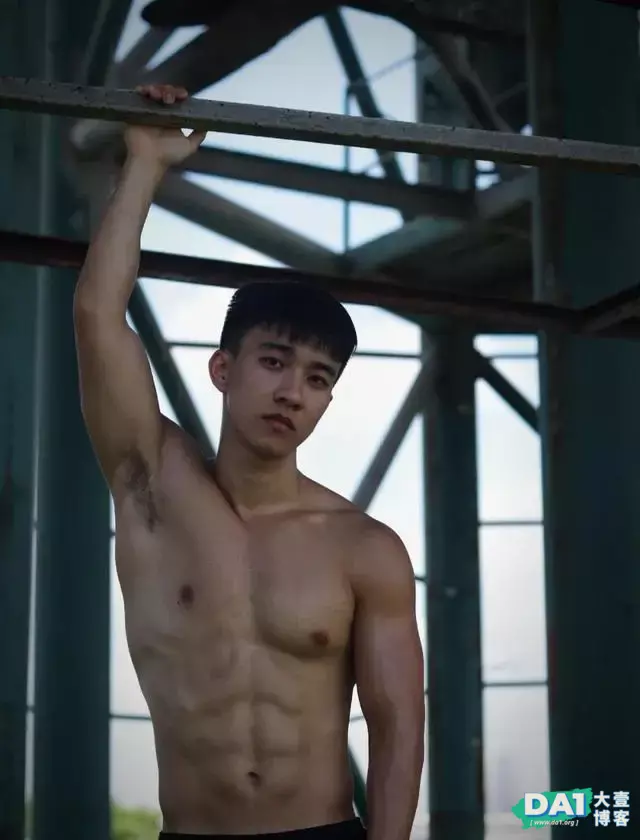 年轻有活力、青春范十足,健壮身材与八块腹肌更显男生颜值担当! 年轻有活力、青春范十足,健壮身材与八块腹肌更显男生颜值担当!
