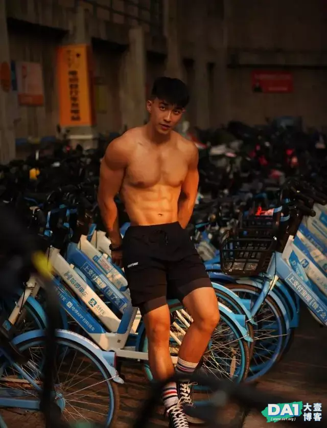 年轻有活力、青春范十足,健壮身材与八块腹肌更显男生颜值担当! 年轻有活力、青春范十足,健壮身材与八块腹肌更显男生颜值担当!