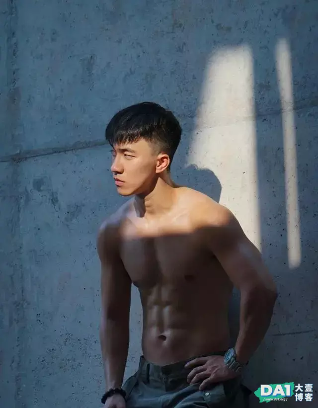 年轻有活力、青春范十足,健壮身材与八块腹肌更显男生颜值担当! 年轻有活力、青春范十足,健壮身材与八块腹肌更显男生颜值担当!