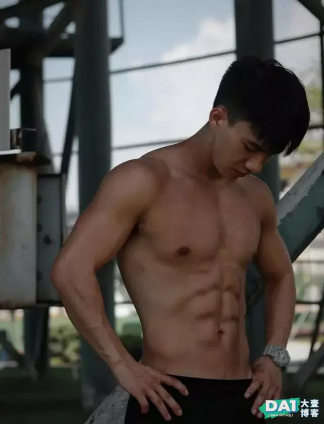 年轻有活力、青春范十足,健壮身材与八块腹肌更显男生颜值担当! 年轻有活力、青春范十足,健壮身材与八块腹肌更显男生颜值担当!