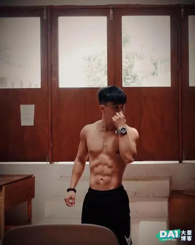 年轻有活力、青春范十足,健壮身材与八块腹肌更显男生颜值担当! 年轻有活力、青春范十足,健壮身材与八块腹肌更显男生颜值担当!