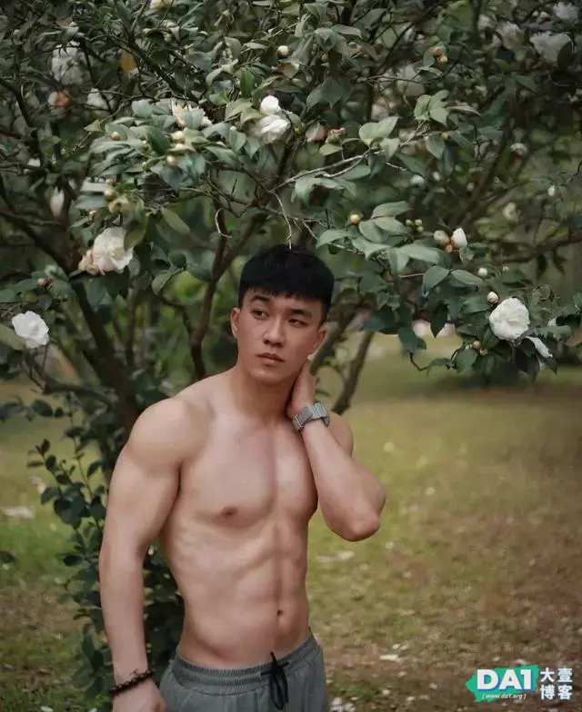 年轻有活力、青春范十足,健壮身材与八块腹肌更显男生颜值担当! 年轻有活力、青春范十足,健壮身材与八块腹肌更显男生颜值担当!