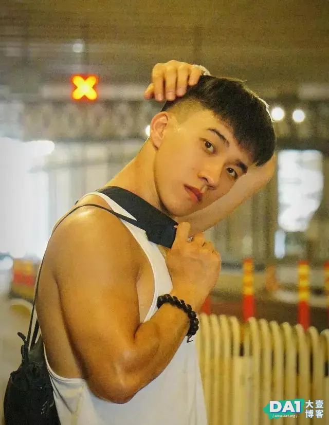 年轻有活力、青春范十足,健壮身材与八块腹肌更显男生颜值担当! 年轻有活力、青春范十足,健壮身材与八块腹肌更显男生颜值担当!