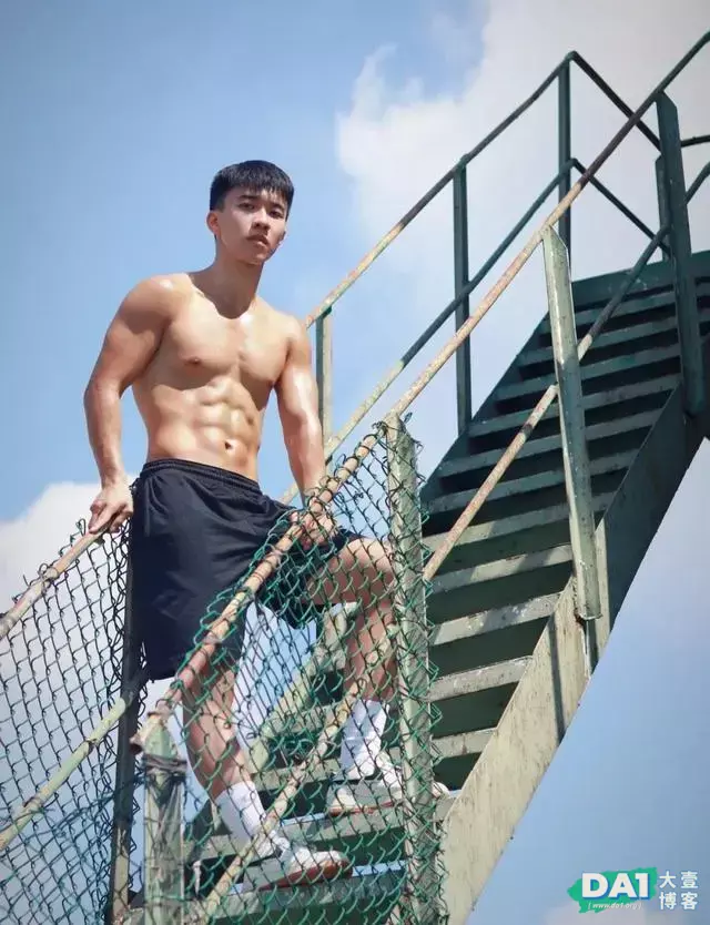 年轻有活力、青春范十足,健壮身材与八块腹肌更显男生颜值担当! 年轻有活力、青春范十足,健壮身材与八块腹肌更显男生颜值担当!