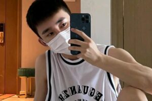 身穿运动服的大1体育生，188CM身高大长腿，瘦高身材更显年轻范！-大壹博客