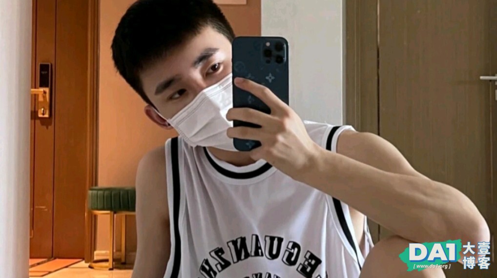 身穿运动服的大1体育生，188CM身高大长腿，瘦高身材更显年轻范！-大壹博客
