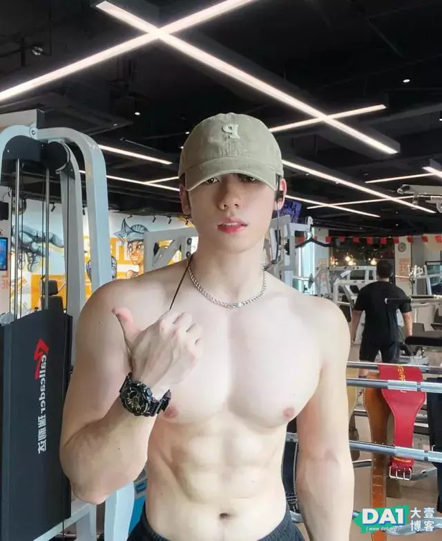 少年感十足、白净肌肉小奶狗,软萌颜值与健壮身材,满满的男友力 少年感十足、白净肌肉小奶狗,软萌颜值与健壮身材,满满的男友力