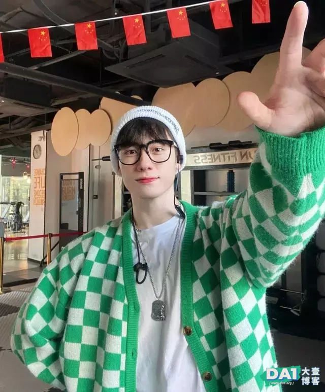 少年感十足、白净肌肉小奶狗,软萌颜值与健壮身材,满满的男友力 少年感十足、白净肌肉小奶狗,软萌颜值与健壮身材,满满的男友力