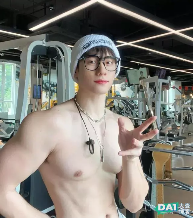 少年感十足、白净肌肉小奶狗,软萌颜值与健壮身材,满满的男友力 少年感十足、白净肌肉小奶狗,软萌颜值与健壮身材,满满的男友力