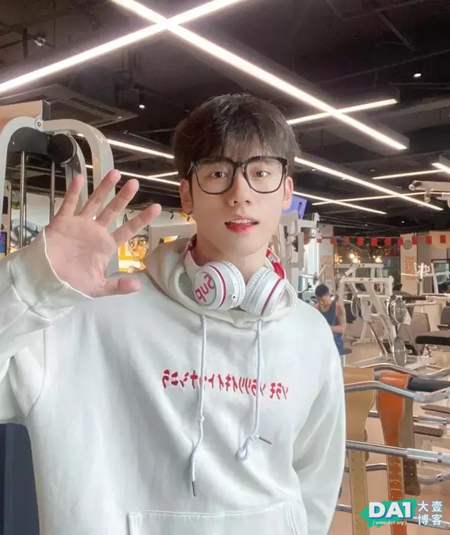 少年感十足、白净肌肉小奶狗,软萌颜值与健壮身材,满满的男友力 少年感十足、白净肌肉小奶狗,软萌颜值与健壮身材,满满的男友力