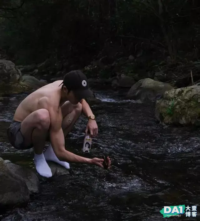 瘦高英俊的薄肌小哥哥,户外拍摄写真,画面唯美,让人心旷神怡! 瘦高英俊的薄肌小哥哥,户外拍摄写真,画面唯美,让人心旷神怡!