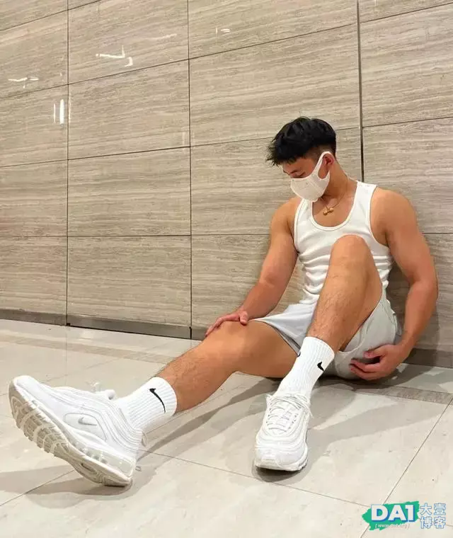 身高184CM,体重75公斤,健美结实的身材,阳刚有气质更显酷帅! 身高184CM,体重75公斤,健美结实的身材,阳刚有气质更显酷帅!