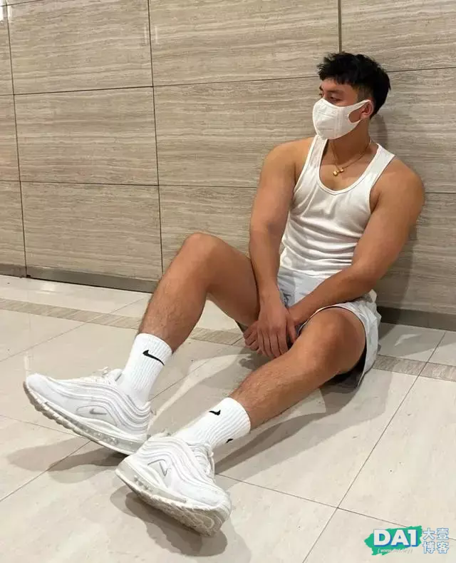 身高184CM,体重75公斤,健美结实的身材,阳刚有气质更显酷帅! 身高184CM,体重75公斤,健美结实的身材,阳刚有气质更显酷帅!