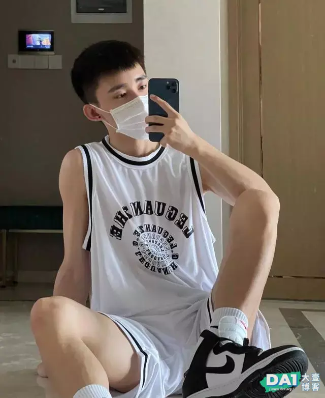 身穿运动服的大1体育生,188CM身高大长腿,瘦高身材更显年轻范! 身穿运动服的大1体育生,188CM身高大长腿,瘦高身材更显年轻范!