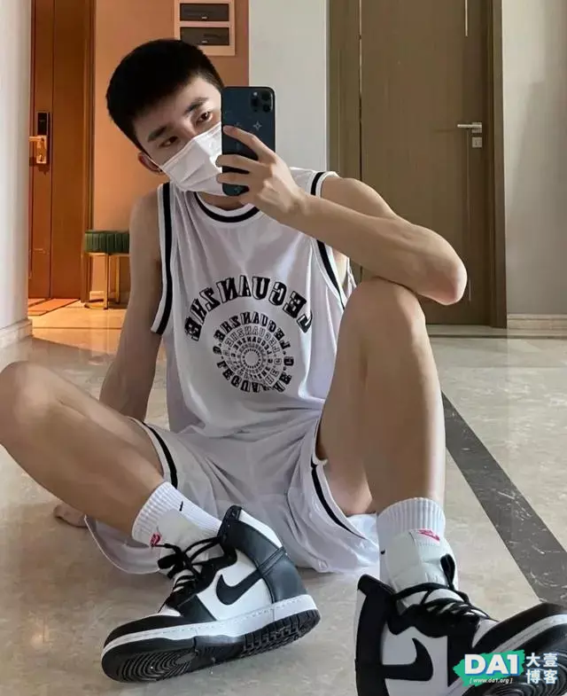 身穿运动服的大1体育生,188CM身高大长腿,瘦高身材更显年轻范! 身穿运动服的大1体育生,188CM身高大长腿,瘦高身材更显年轻范!