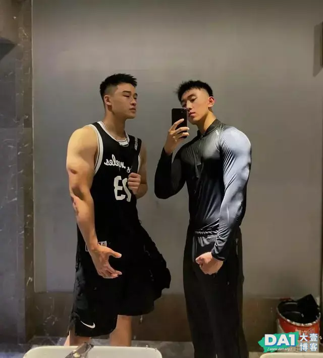 身高184CM,体重75公斤,健美结实的身材,阳刚有气质更显酷帅! 身高184CM,体重75公斤,健美结实的身材,阳刚有气质更显酷帅!