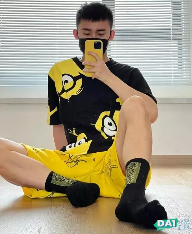 身穿运动服的大1体育生,188CM身高大长腿,瘦高身材更显年轻范! 身穿运动服的大1体育生,188CM身高大长腿,瘦高身材更显年轻范!