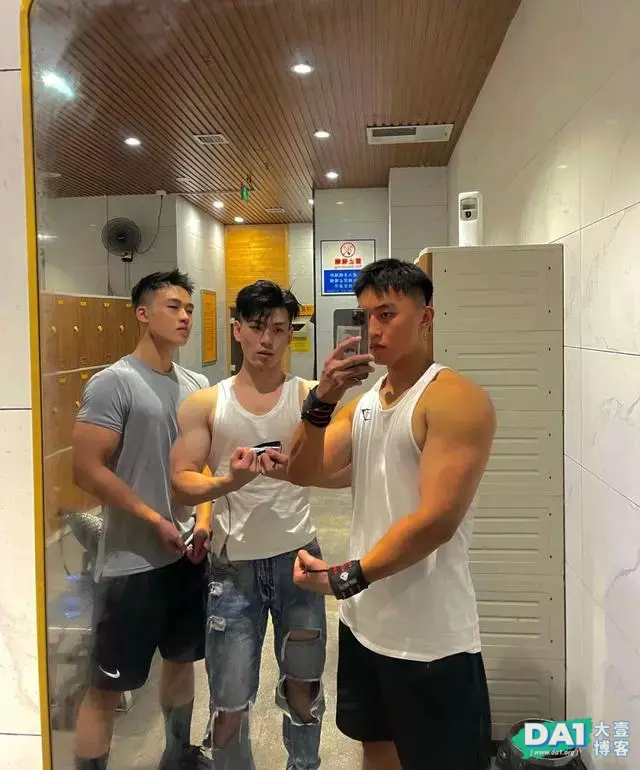 身高184CM,体重75公斤,健美结实的身材,阳刚有气质更显酷帅! 身高184CM,体重75公斤,健美结实的身材,阳刚有气质更显酷帅!
