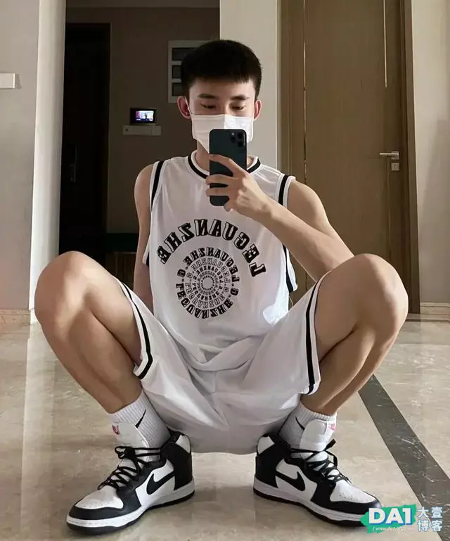 身穿运动服的大1体育生,188CM身高大长腿,瘦高身材更显年轻范! 身穿运动服的大1体育生,188CM身高大长腿,瘦高身材更显年轻范!