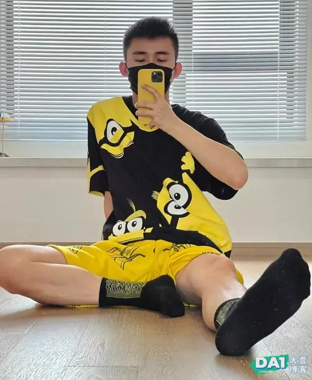 身穿运动服的大1体育生,188CM身高大长腿,瘦高身材更显年轻范! 身穿运动服的大1体育生,188CM身高大长腿,瘦高身材更显年轻范!