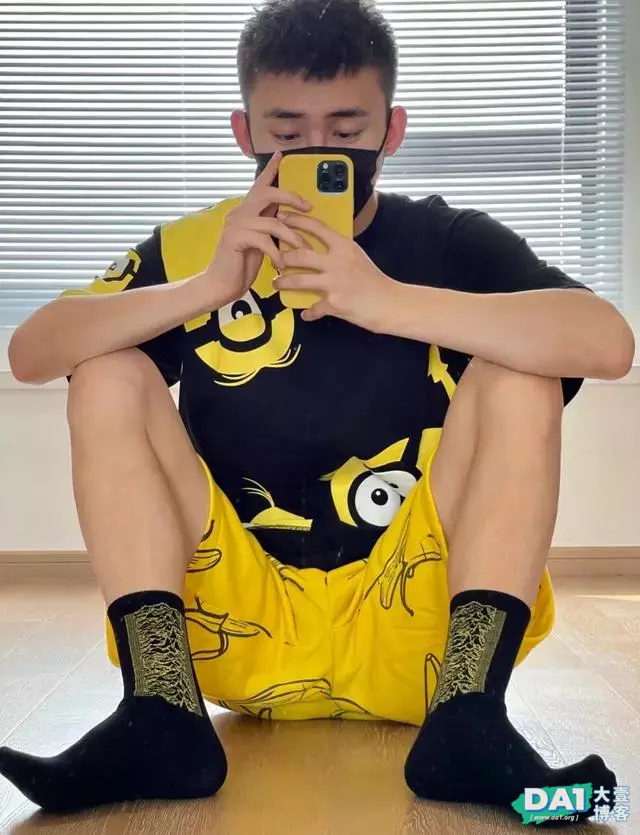 身穿运动服的大1体育生,188CM身高大长腿,瘦高身材更显年轻范! 身穿运动服的大1体育生,188CM身高大长腿,瘦高身材更显年轻范!