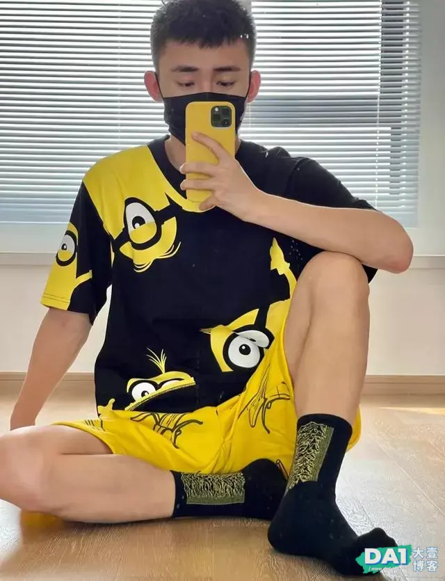 身穿运动服的大1体育生,188CM身高大长腿,瘦高身材更显年轻范! 身穿运动服的大1体育生,188CM身高大长腿,瘦高身材更显年轻范!