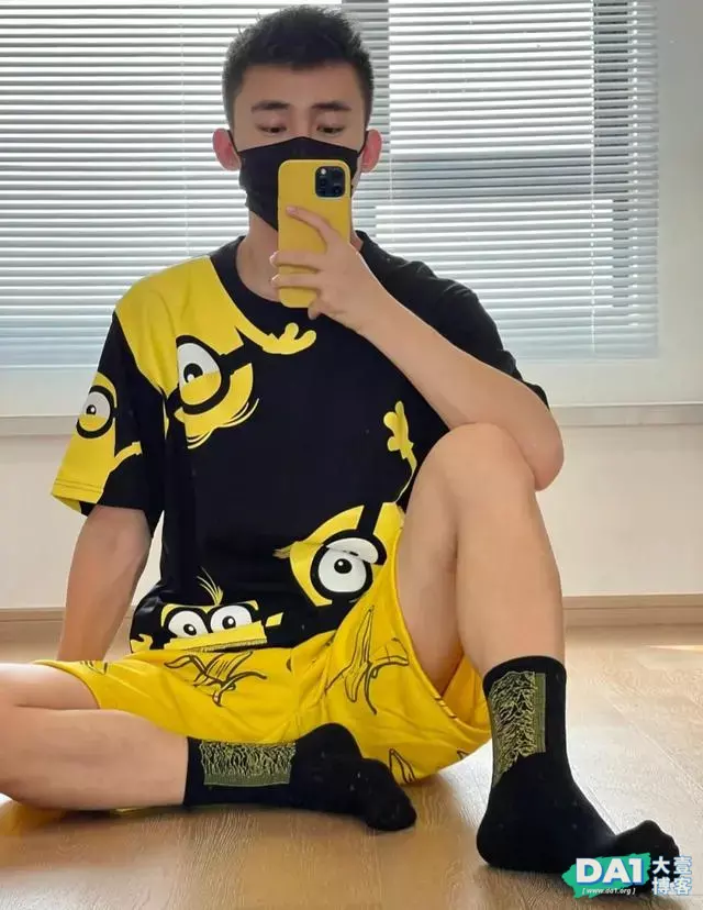 身穿运动服的大1体育生,188CM身高大长腿,瘦高身材更显年轻范! 身穿运动服的大1体育生,188CM身高大长腿,瘦高身材更显年轻范!
