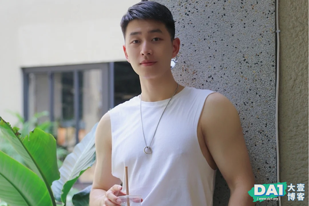 健壮身材，青春有型，白净肌肤小奶狗，一脸的纯天然，男友力爆棚-大壹博客
