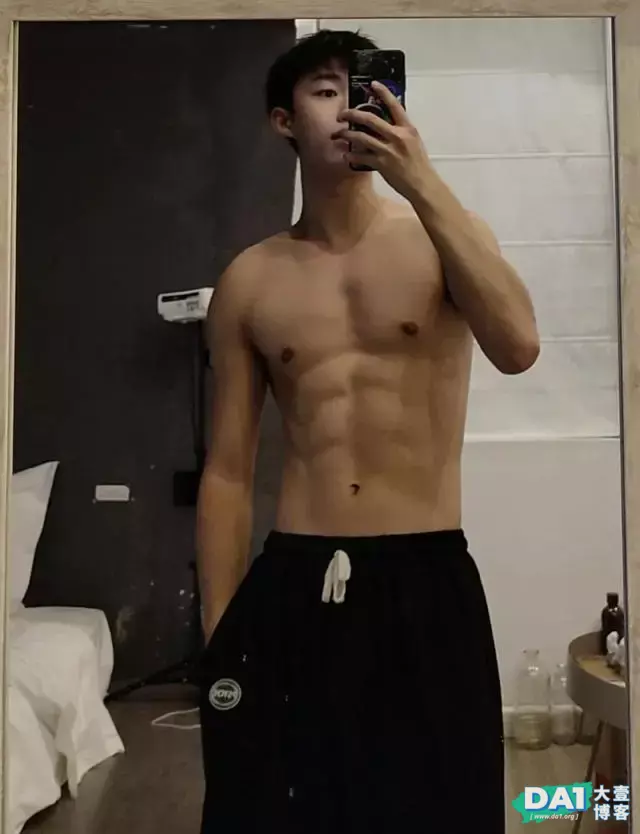 帅气萌宝体育生,各种自拍晒身材,性感薄肌很诱人,青春气息十足 帅气萌宝体育生,各种自拍晒身材,性感薄肌很诱人,青春气息十足