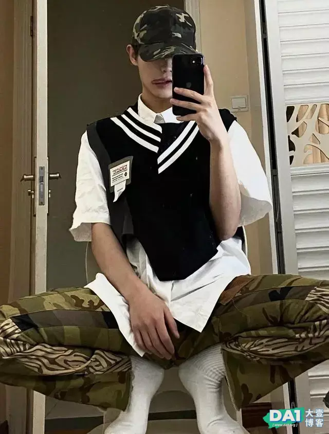 身高178CM,体重60公斤,文艺范十足的00后大1男生,各种自拍撩人 身高178CM,体重60公斤,文艺范十足的00后大1男生,各种自拍撩人