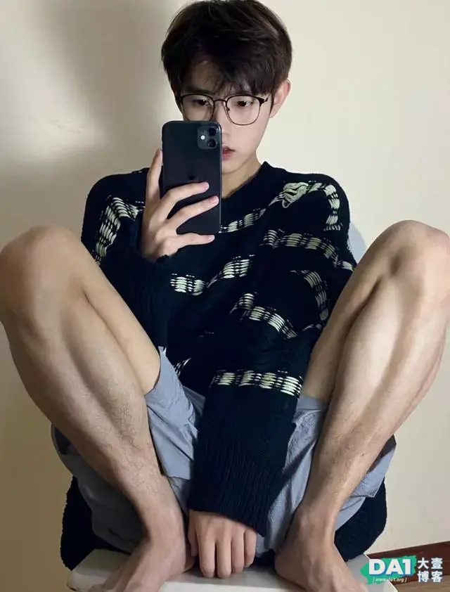 身高178CM,体重60公斤,文艺范十足的00后大1男生,各种自拍撩人 身高178CM,体重60公斤,文艺范十足的00后大1男生,各种自拍撩人