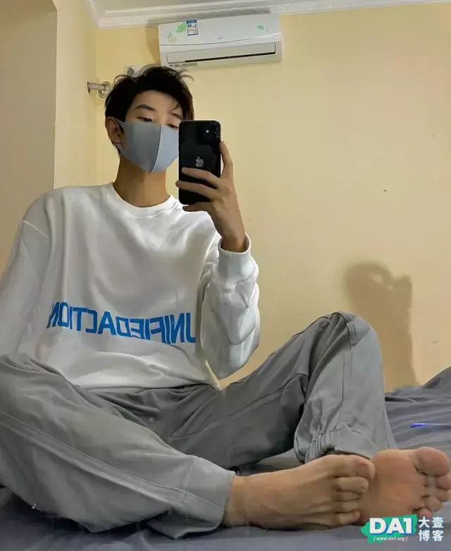 身高178CM,体重60公斤,文艺范十足的00后大1男生,各种自拍撩人 身高178CM,体重60公斤,文艺范十足的00后大1男生,各种自拍撩人