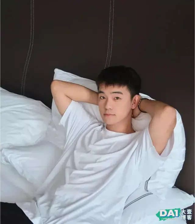 清爽干净的00后小奶狗,稚嫩呆萌显可爱,单薄身材更显青春气息! 清爽干净的00后小奶狗,稚嫩呆萌显可爱,单薄身材更显青春气息!