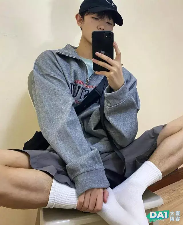 身高178CM,体重60公斤,文艺范十足的00后大1男生,各种自拍撩人 身高178CM,体重60公斤,文艺范十足的00后大1男生,各种自拍撩人