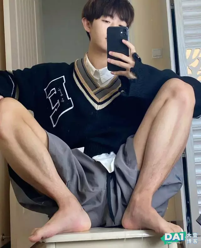 身高178CM,体重60公斤,文艺范十足的00后大1男生,各种自拍撩人 身高178CM,体重60公斤,文艺范十足的00后大1男生,各种自拍撩人