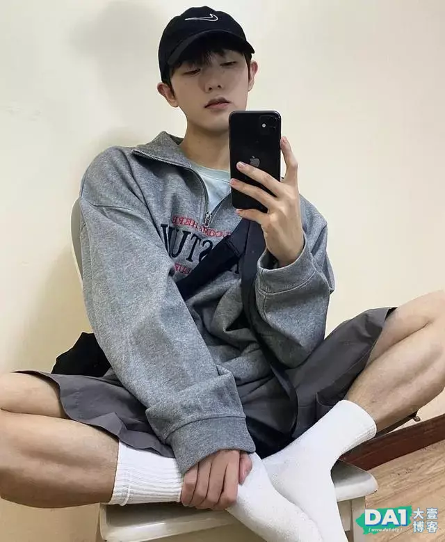 身高178CM,体重60公斤,文艺范十足的00后大1男生,各种自拍撩人 身高178CM,体重60公斤,文艺范十足的00后大1男生,各种自拍撩人