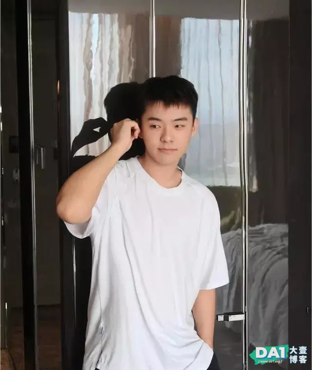 清爽干净的00后小奶狗,稚嫩呆萌显可爱,单薄身材更显青春气息! 清爽干净的00后小奶狗,稚嫩呆萌显可爱,单薄身材更显青春气息!