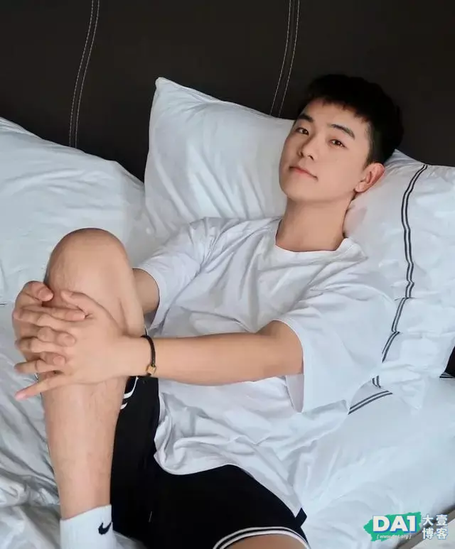 清爽干净的00后小奶狗,稚嫩呆萌显可爱,单薄身材更显青春气息! 清爽干净的00后小奶狗,稚嫩呆萌显可爱,单薄身材更显青春气息!