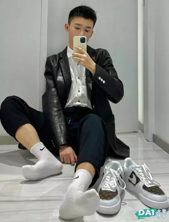 身高178CM,体重60公斤,文艺范十足的00后大1男生,各种自拍撩人 身高178CM,体重60公斤,文艺范十足的00后大1男生,各种自拍撩人