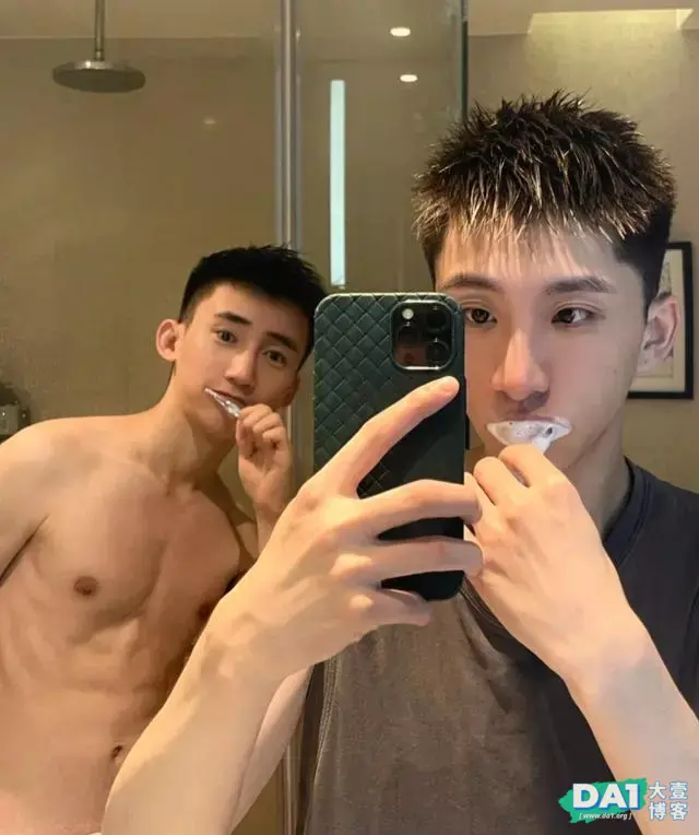 身高178CM,体重60公斤,文艺范十足的00后大1男生,各种自拍撩人 身高178CM,体重60公斤,文艺范十足的00后大1男生,各种自拍撩人
